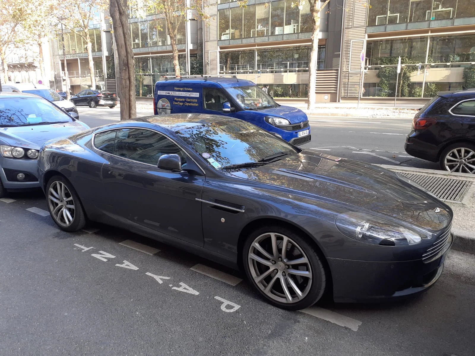 Aston Martin DB9 – Aston Martin grand tourer