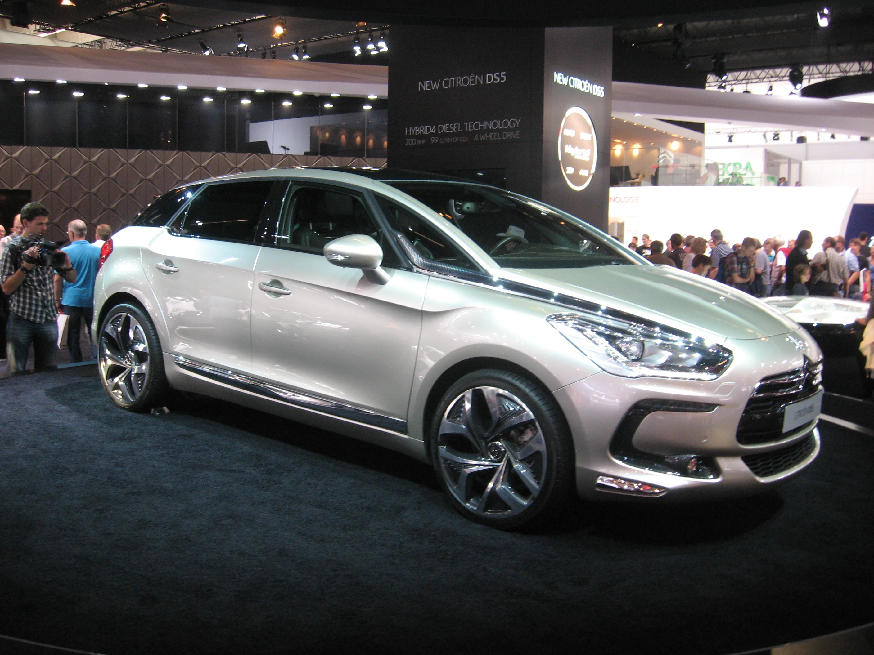 DS 5 – Citroen compact executive car