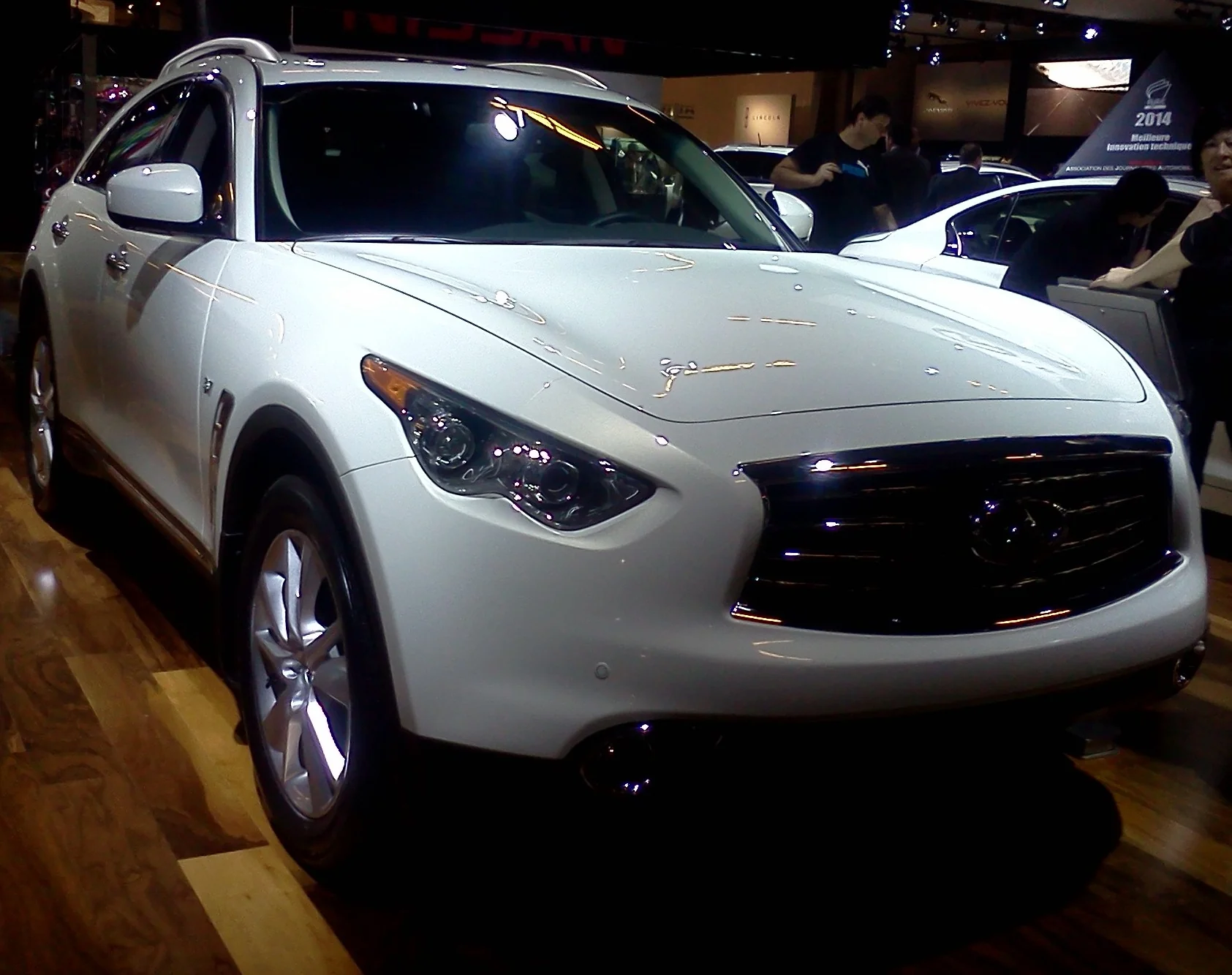 Infiniti QX70 – Infiniti mid-size luxury crossover suv