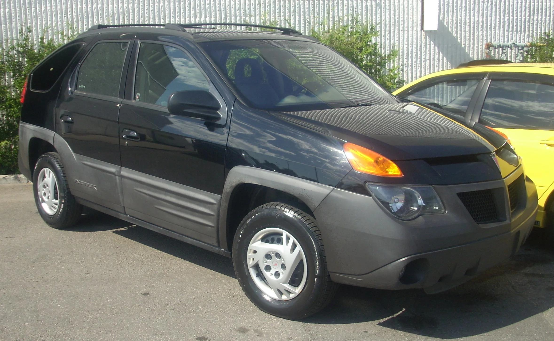 Pontiac Aztek – Pontiac mid-size crossover suv