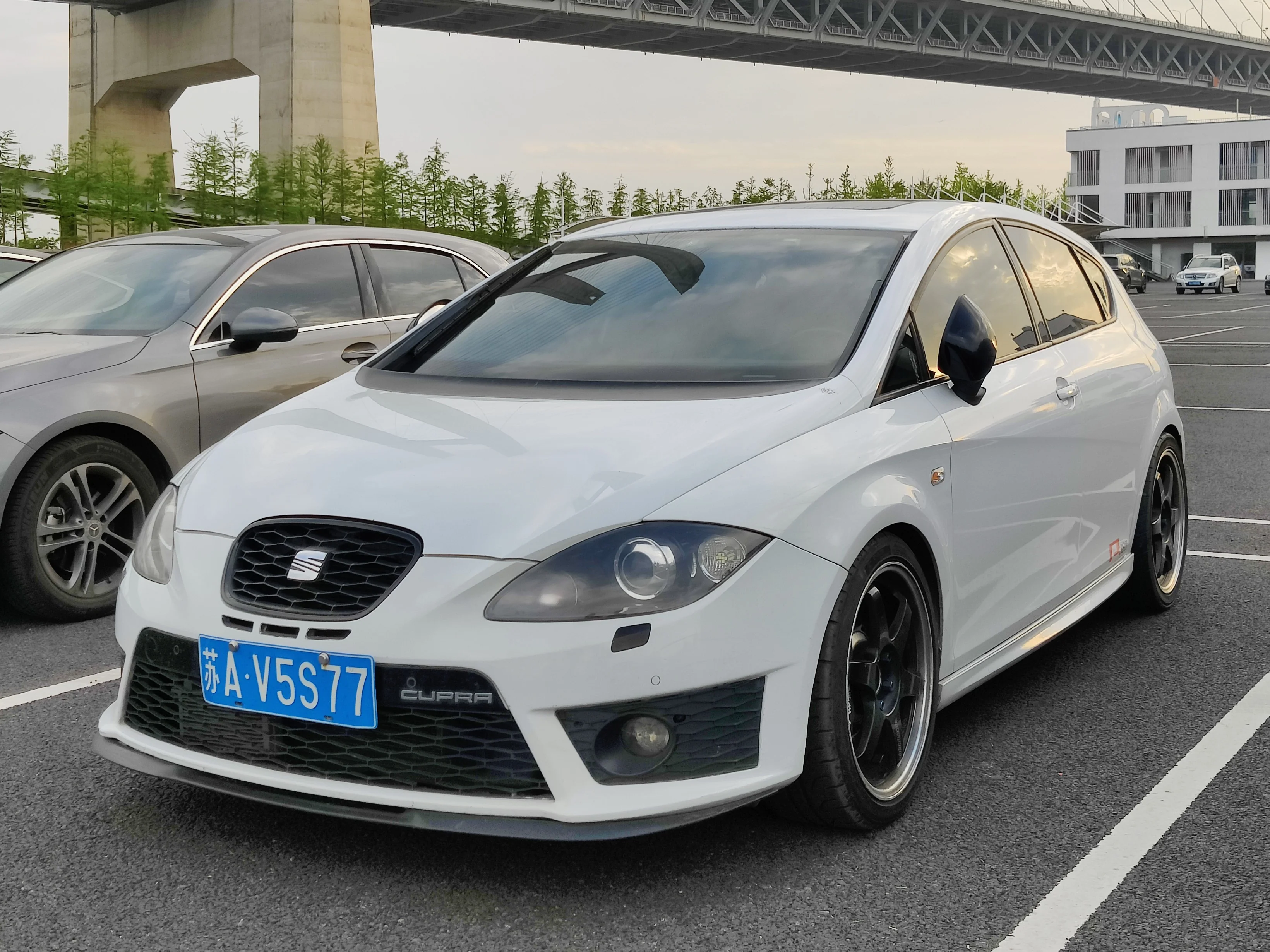 SEAT León – SEAT compact car/small family car