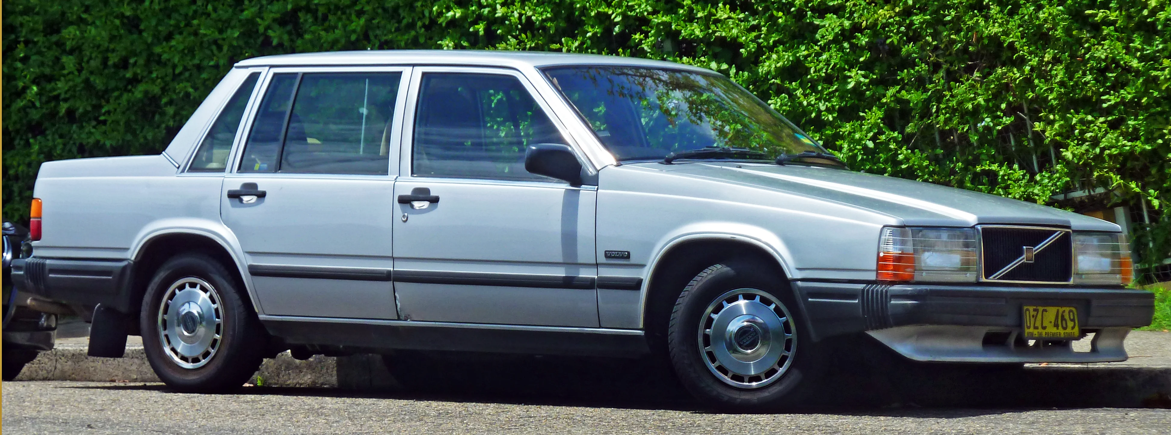 Volvo 700 Series – Volvo mid-size luxury / executive car