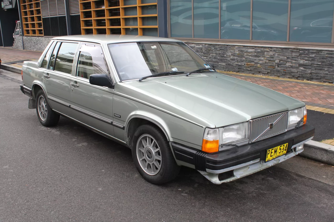 Volvo 700 Series – Volvo mid-size luxury / executive car