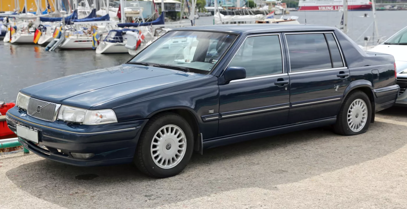 Volvo 900 Series – Volvo mid-size luxury / executive car